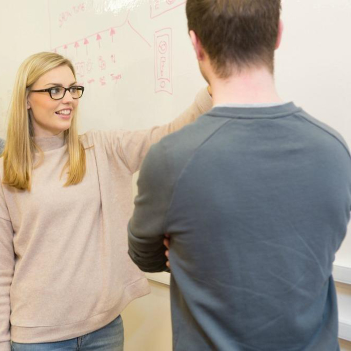 حوّل لوح الطباشير إلى لوح كتابة مسح جاف حوّل لوح الطباشير إلى لوح كتابة مسح جاف