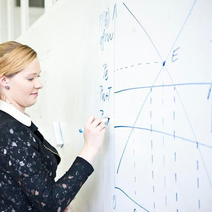 حوّل لوح الطباشير إلى لوح كتابة مسح جاف حوّل لوح الطباشير إلى لوح كتابة مسح جاف